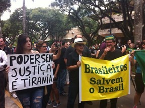 Manifestantes descem a Avenida São Paulo em direção à Justiça Federal